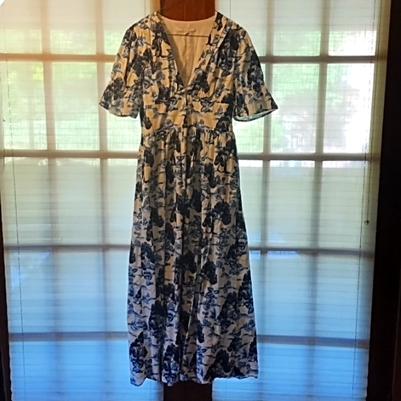 Senlis Dresses & Skirts - Senlis Gorgeous  Button Down Short Sleeve Maxi Dress in XS